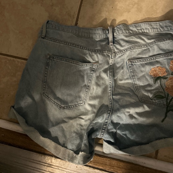 GAP jean shorts with embroidered back pocket. - Picture 11 of 12